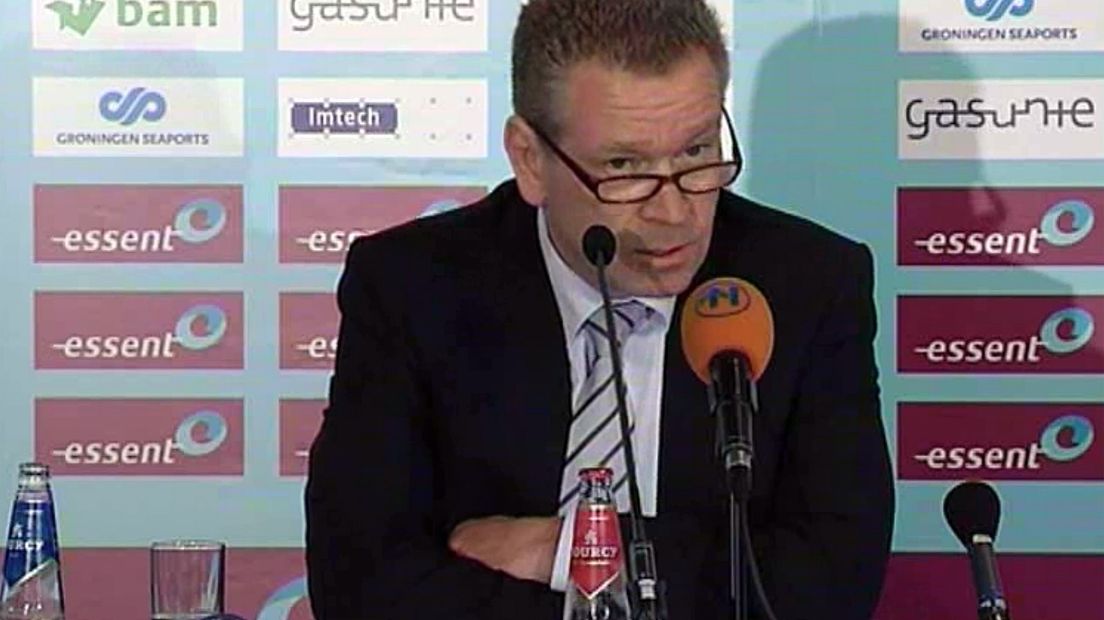 Directeur Hans Nijland van FC Groningen tijdens de persconferentie
