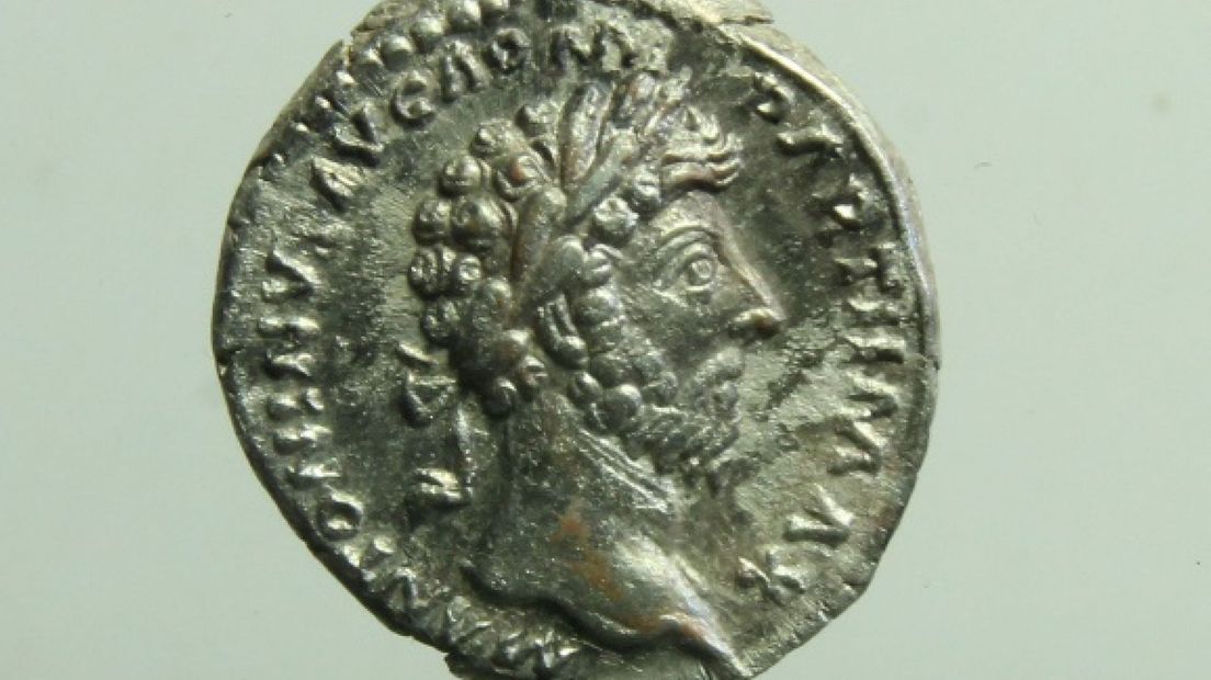 Op de jongste munt is het hoofd van keizer Marcus Aurelius geslagen