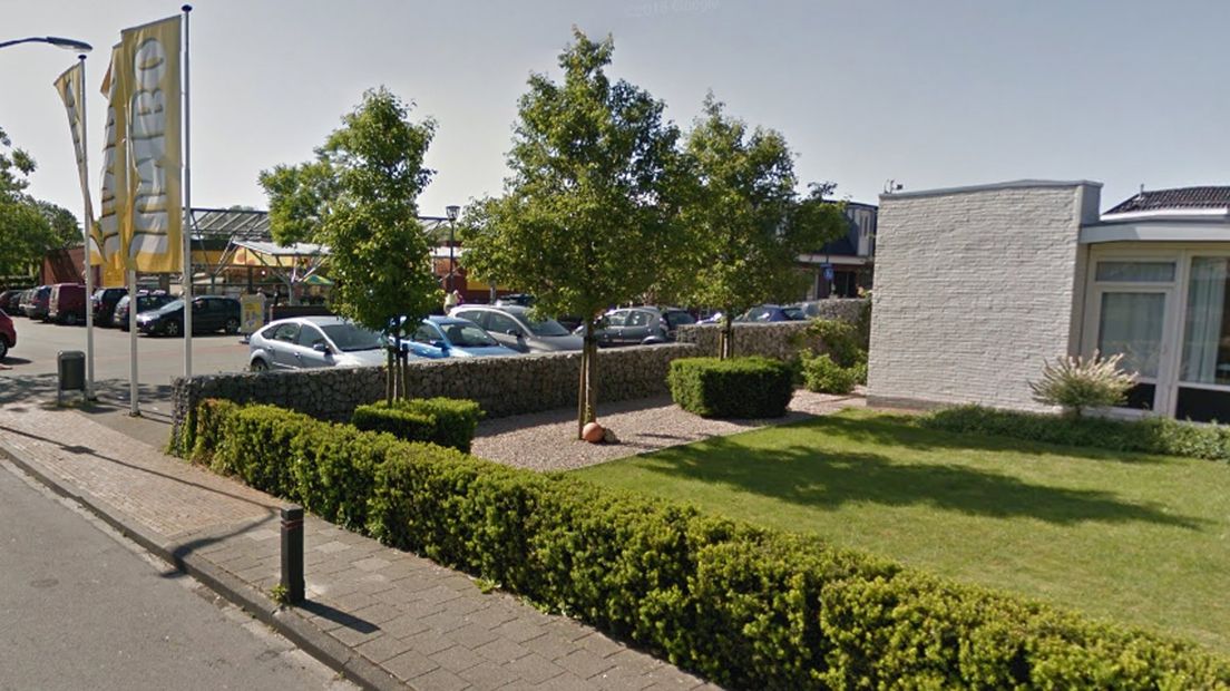 De woning (rechts) naast de Jumbo in Grijpskerk wordt gesloopt voor meer parkeerruimte.