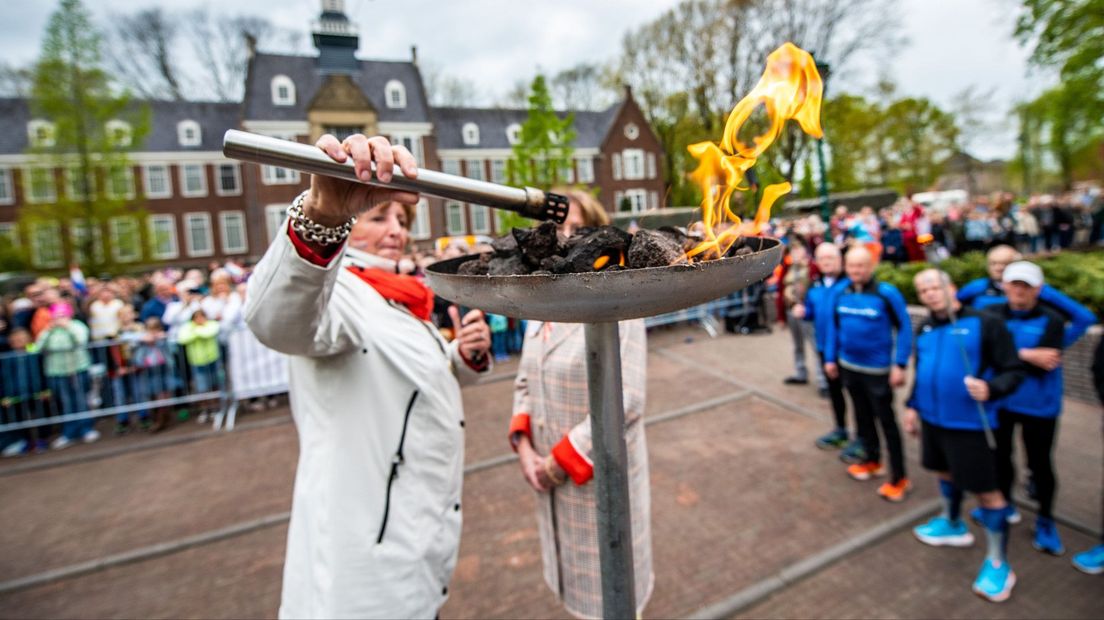 In Alphen aan den Rijn wordt het bevrijdingsvuur ontstoken door burgemeester Liesbeth Spies