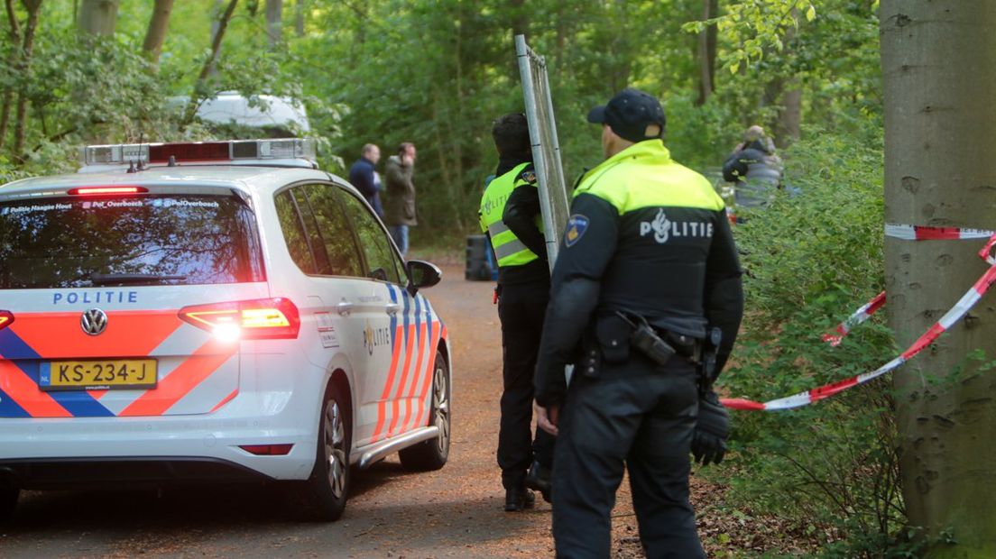 In de Scheveningse Bosjes in Den Haag werd een 56-jarige vrouw dood gevonden.