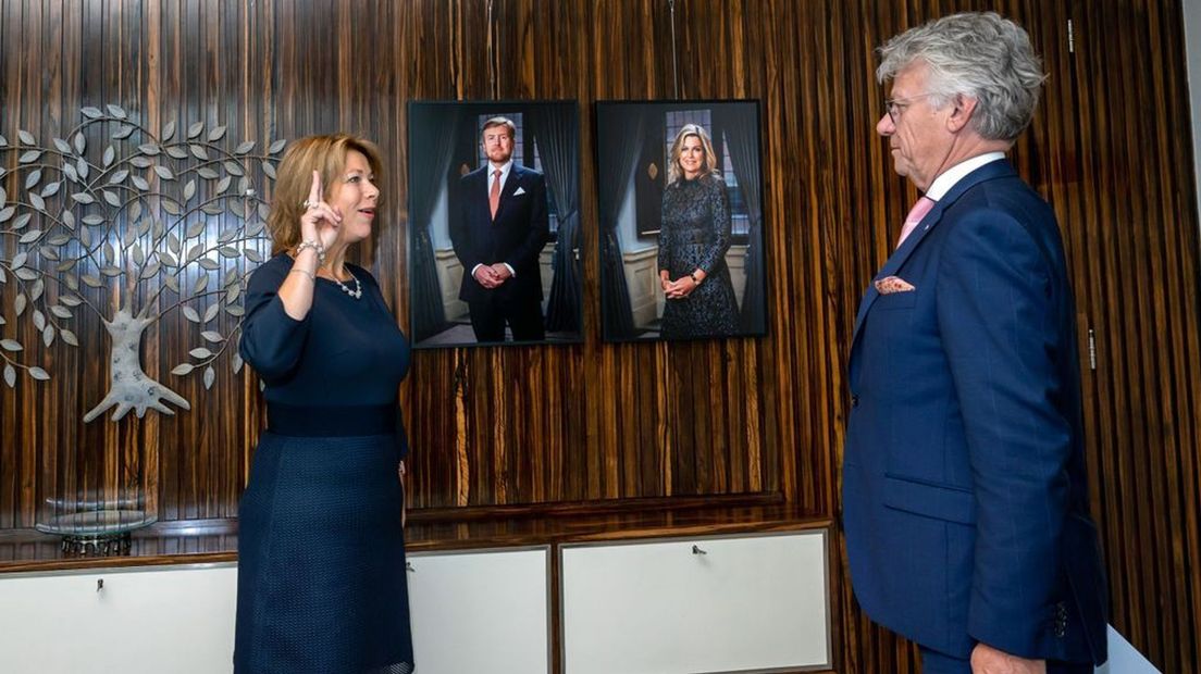 Commissaris van de koning in Gelderland John Berends beëdigt Céline Blom.