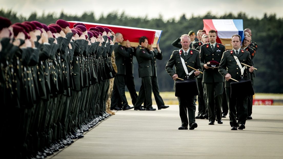 Militairen dragen de kisten met daarin de lichamen van Henry Hoving en Kevin Roggeveld