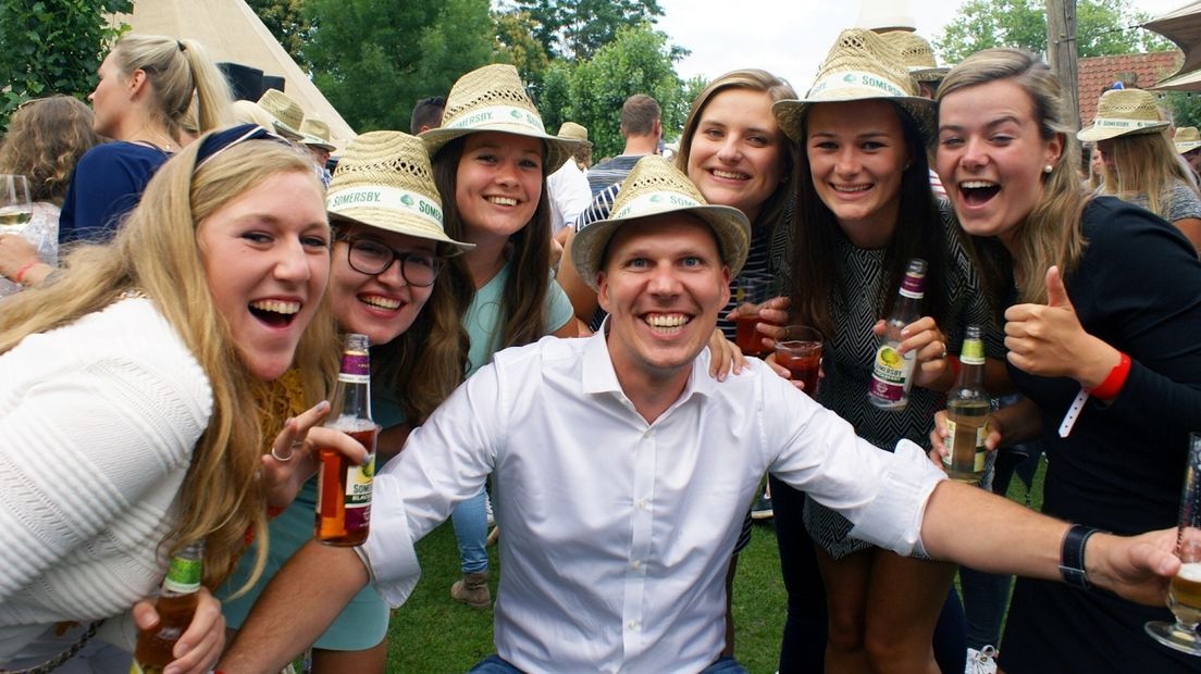 Personeel van De Werf viert tweede plek in Terras Top 100