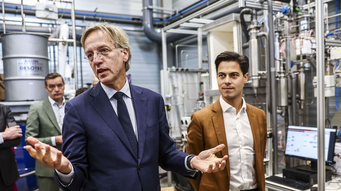 Ministers Robbert Dijkgraaf (Onderwijs) en Rob Jetten (Klimaat en Energie) aan de Groningse Energy Academy Europe.