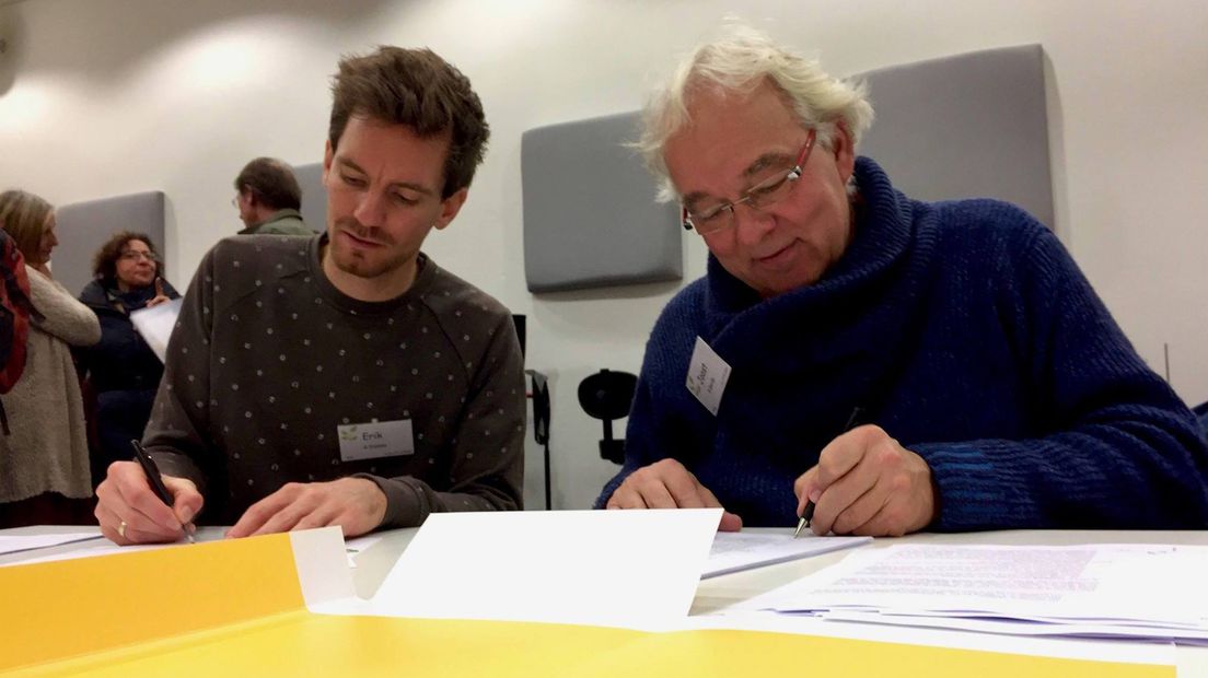Penningmeester Erik Schuring en voorzitter Joost van Alkemade van de Soesterhof ondertekenen het koopcontract voor het perceel.