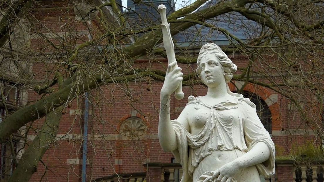 Juno, de godin van het huwelijk, staat naast  Musis Arnhem.