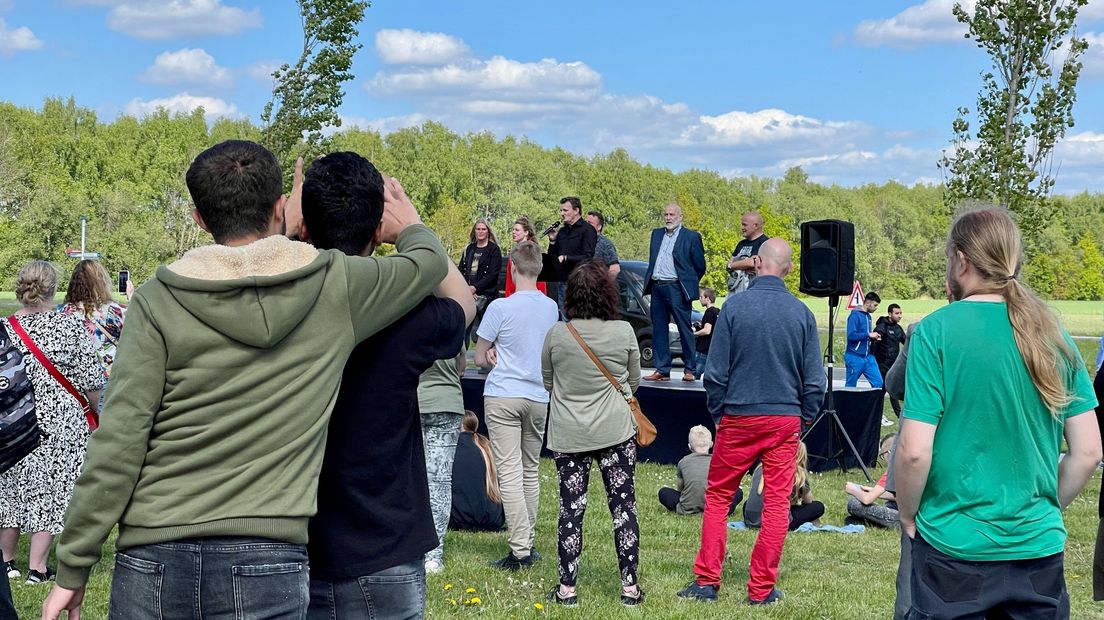 Deelnemers aan de manifestatie bij het AZC in Ter Apel