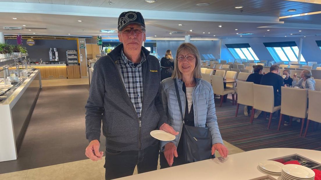 Henk Sikkema uit Beerta met zijn vrouw aan boord van de MS Romantika