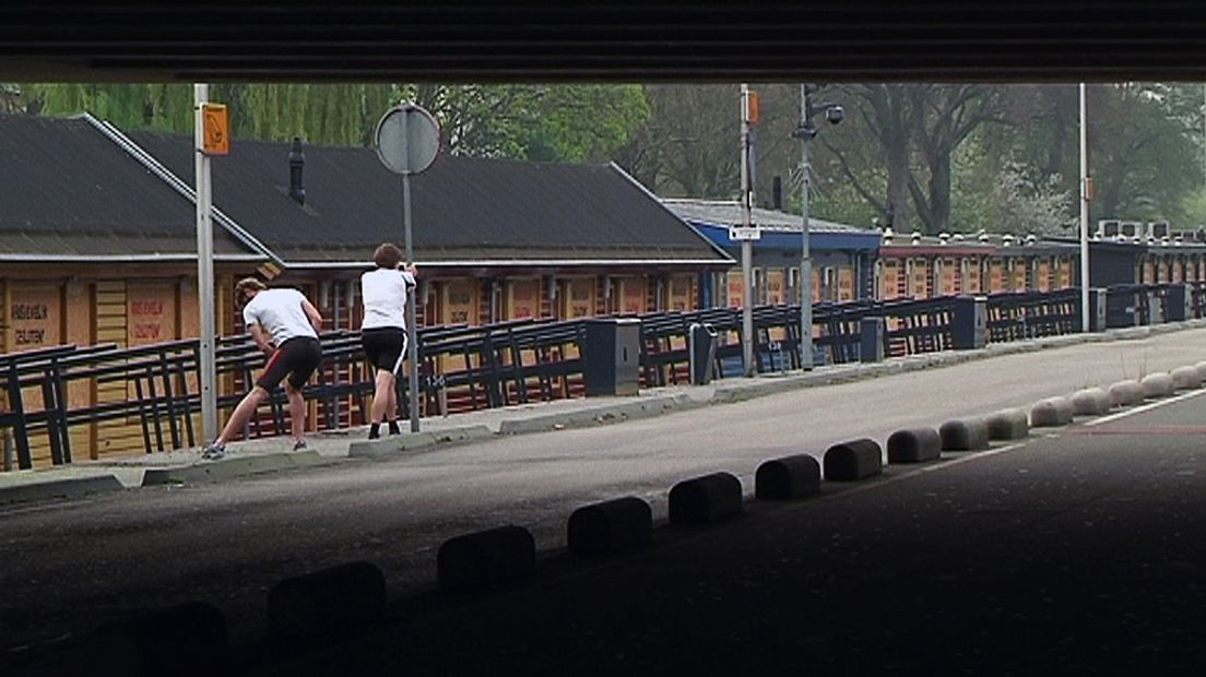 De kinderen raceten op de voormalige prostitutiezone.
