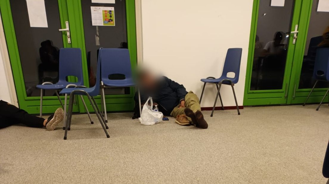 Een asielzoeker slaapt in een wachtruimte van het COA, niet die van afgelopen nacht (archief)
