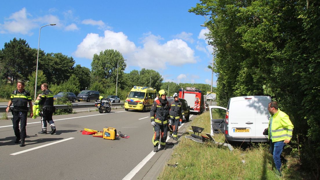 Een bestelbusje belandde in de berm langs de N206