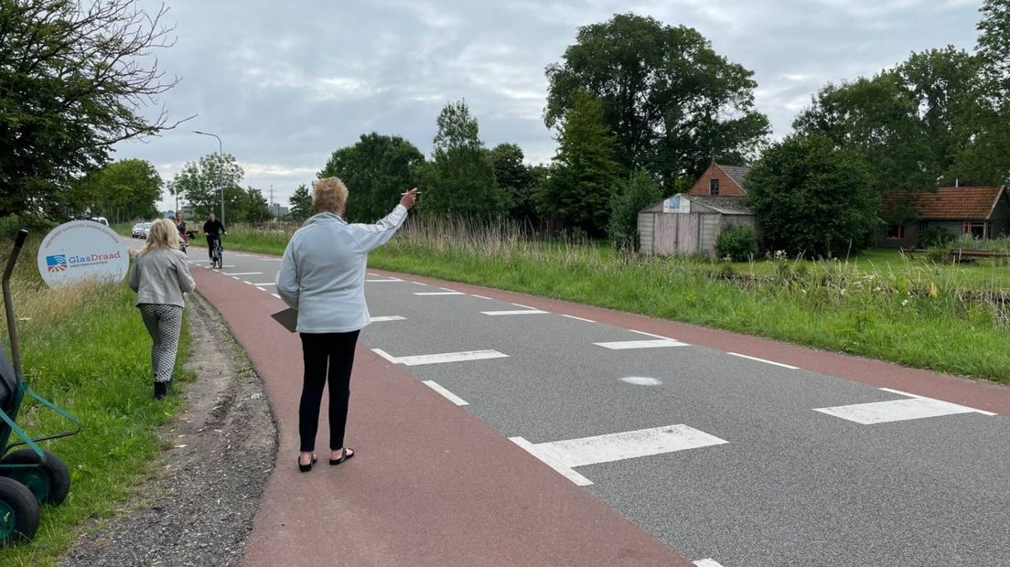 Fietsers worden van de weg gehaald om de enquête in te vullen