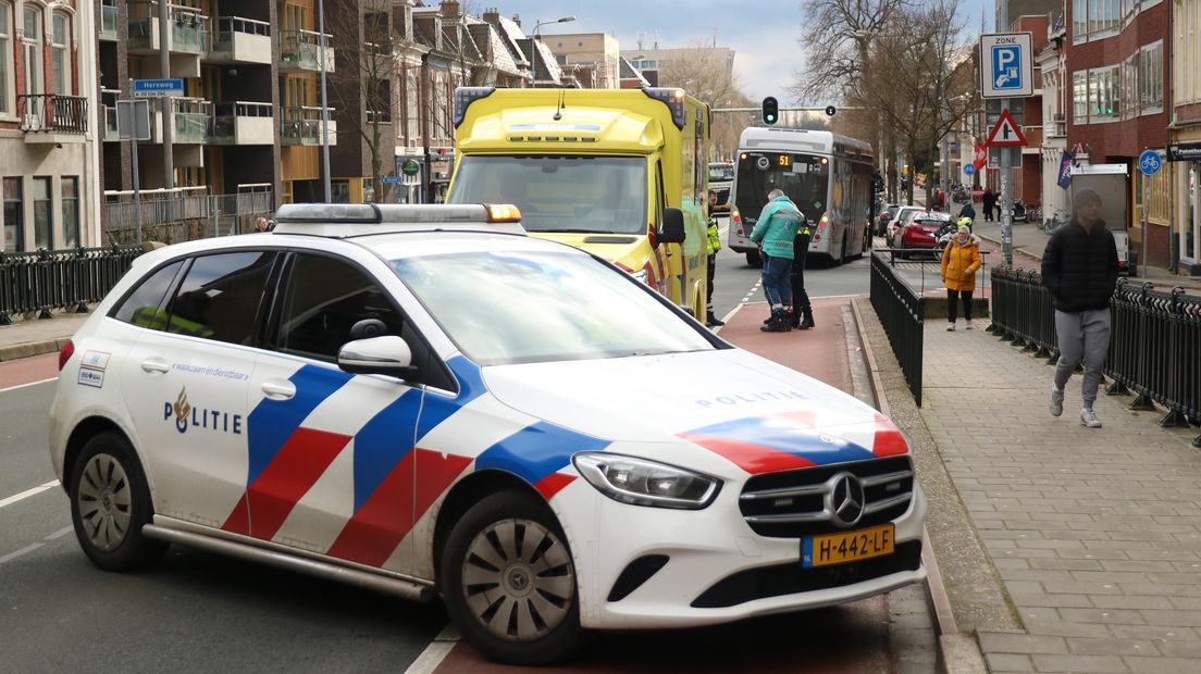 Een politieauto bij het verkeersongeval aan de Hereweg