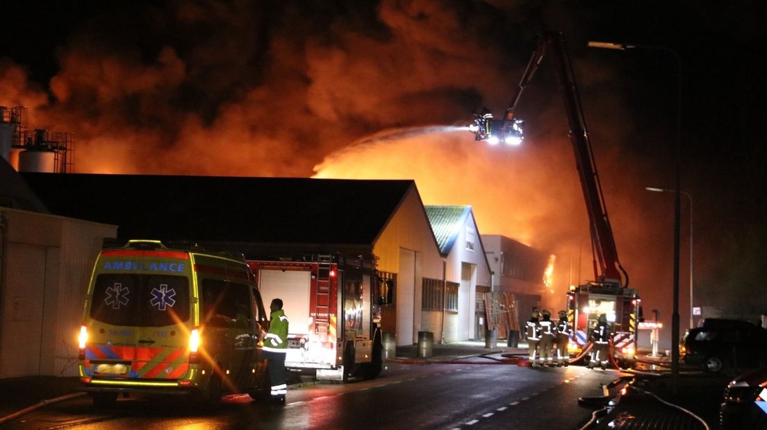 In Sint-Maartensdijk woedt een grote uitslaande brand.