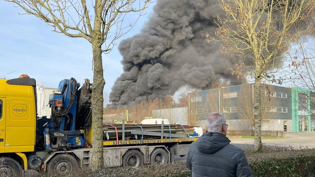 In de hele omgeving is de rook te zien. Getuigen horen knallen. Ondernemers in de omgeving maken zich zorgen om hun eigen panden.
