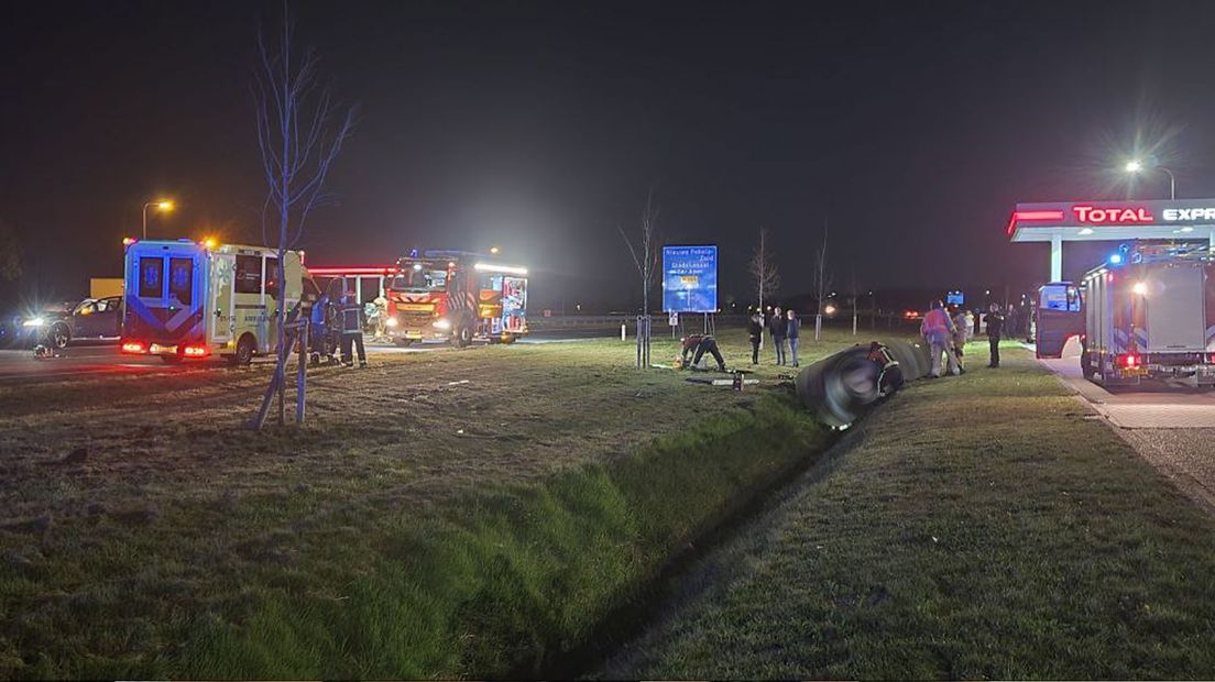 Hulpdiensten bij een van de auto's