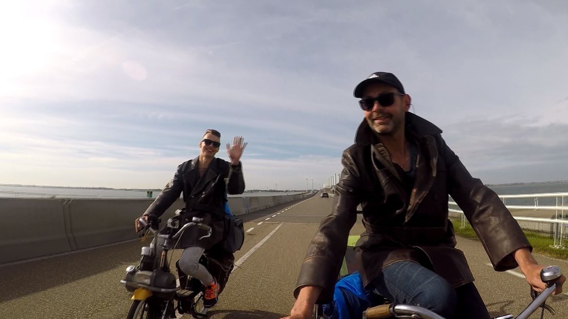 Vader Leo en zoon Jordan Blok rijden op de solex door Nederland