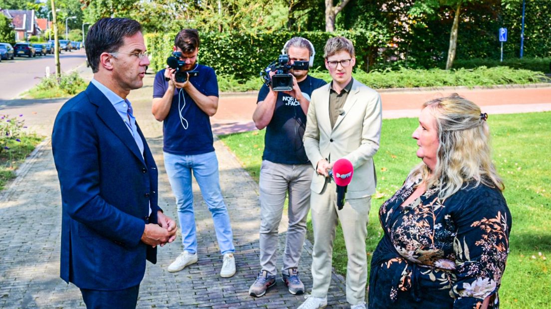 Rutte wordt aangesproken door Henny Klooster, een inwoner van het gaswinningsgebied