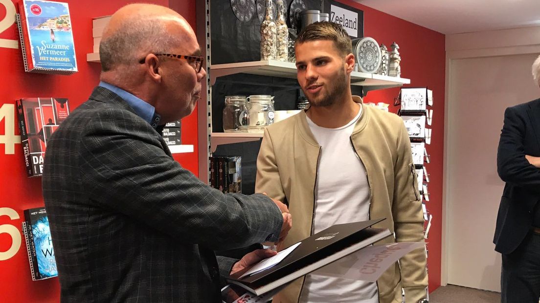 Zeeuws Feyenoordboek overhandigd aan Feyenoorder Bart Nieuwkoop