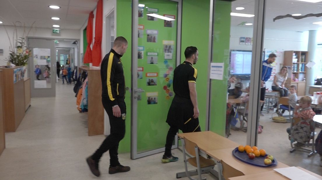 Vitesse zet zich met de stichting Vitesse Betrokken in voor maatschappelijke projecten. Normaal gesproken zijn het vooral de bekende spelers van het eerste elftal die zich naar buiten toe presenteren, dit keer was het de beurt aan vier spelers van Jong Vitesse om het project Vitesse Goals te ondersteunen.