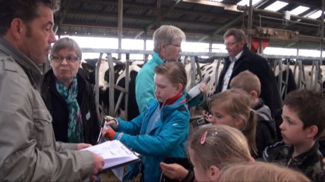 In Beusichem (gemeente Buren) is maandag een start gemaakt met boerderij-educatie.Maar liefst 300 scholen in het Rivierengebied krijgen de kans om een dagje op een boerderij te kijken.