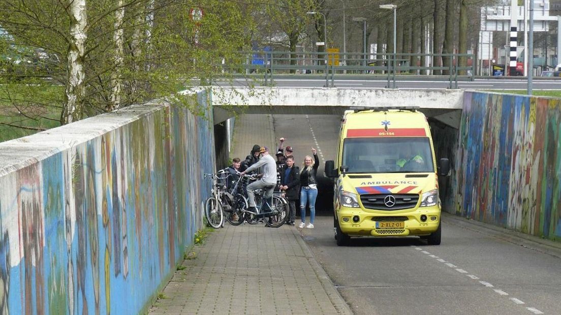 Ambulance haalt gewonde fietster op