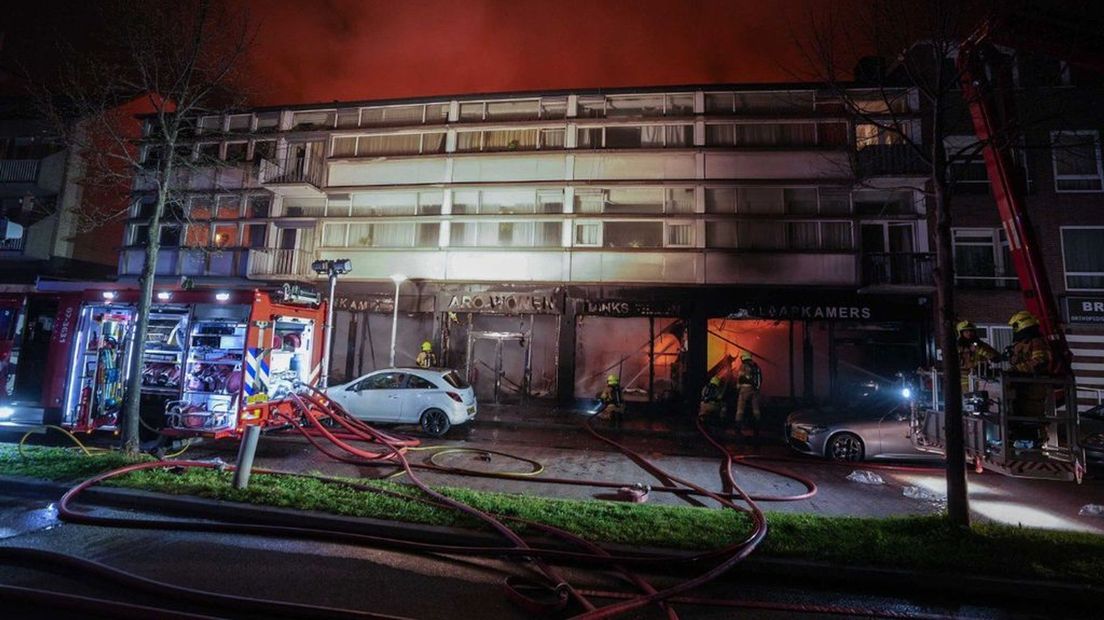 Politie denkt dat grote brand in Arnhem is aangestoken