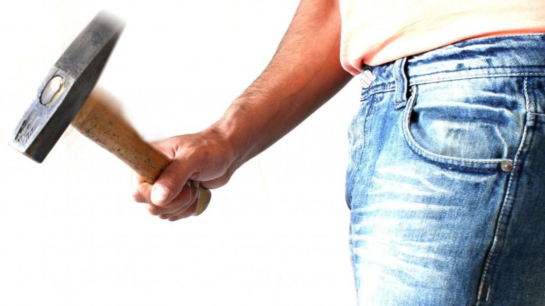 De man zou zijn vrouw met een hamer op haar hoofd hebben geslagen.