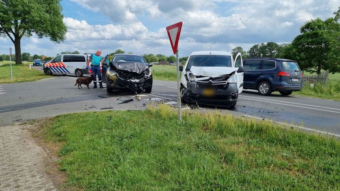 Beide voertuigen raakten fors beschadigd bij de aanrijding.