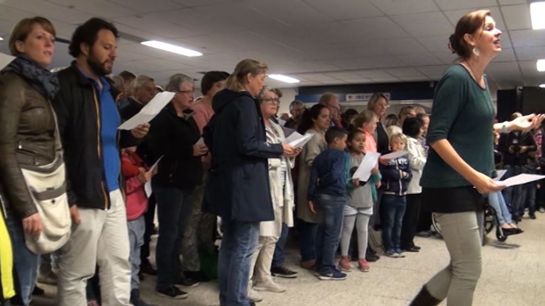 'Jij bent welkom, welkom in mijn land.' Ongeveer zestig Apeldoorners zongen dat voor de vluchtelingen die sinds dinsdag worden opgevangen in de Americahal.