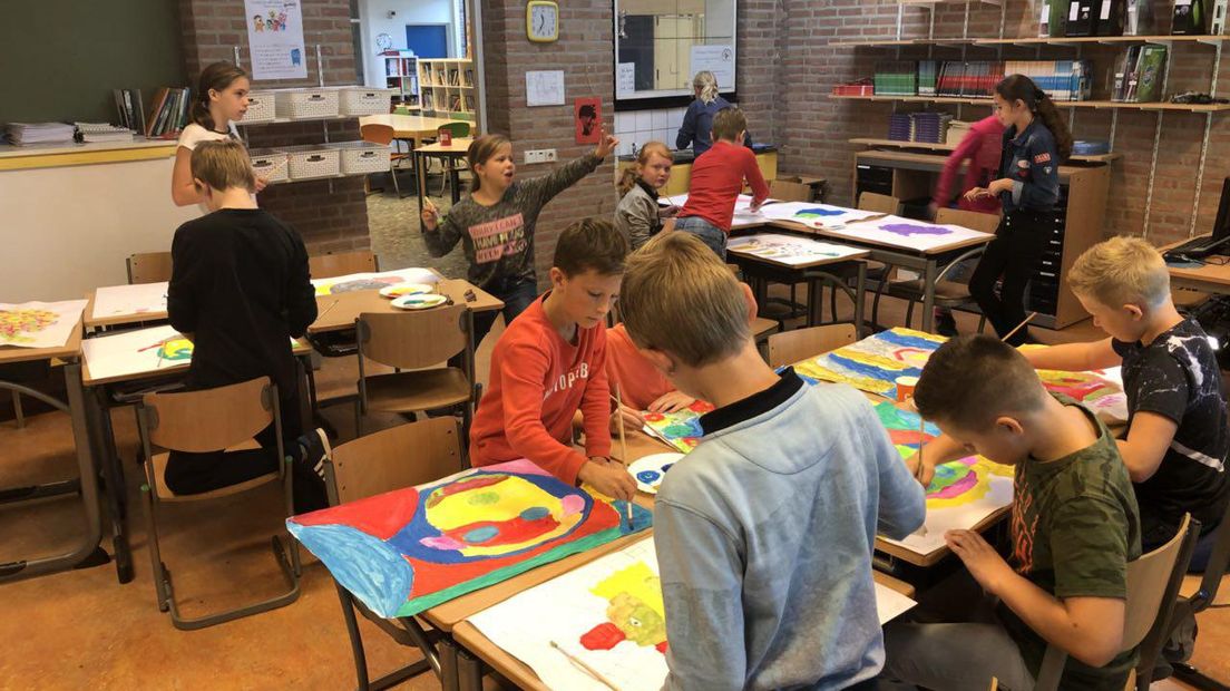 Leerlingen van de  St. Franciscusschool in Weiteveen maken tekeningen voor de koning (Rechten: Ineke Kemper/RTV Drenthe)