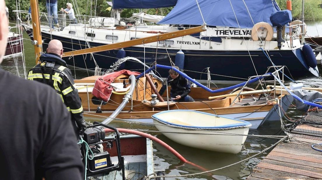 Zeilboot gezonken in jachthaven in Kampen RTV Oost