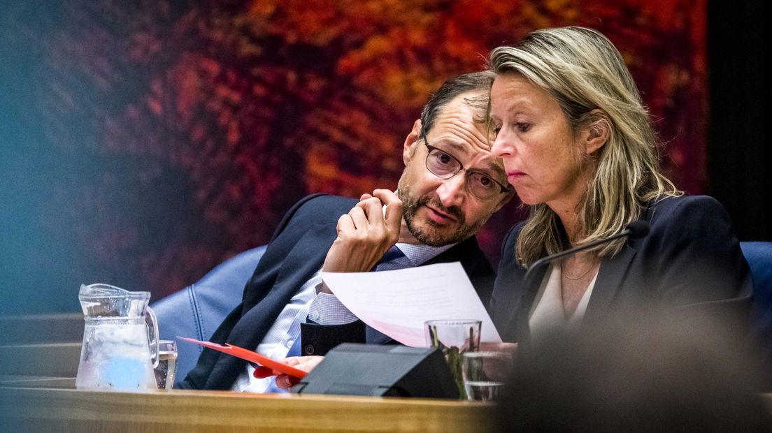 Kajsa Ollongren, minister van Binnenlandse Zaken, in gesprek met minister Eric Wiebes.