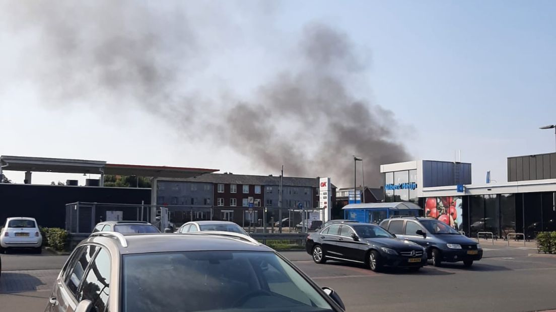 De brand in Ruischerwaard bezien vanaf het winkelcentrum daar