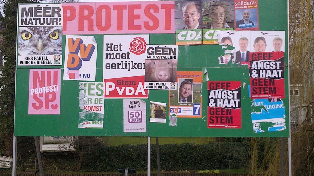 Affiches afgeplakt met andere posters