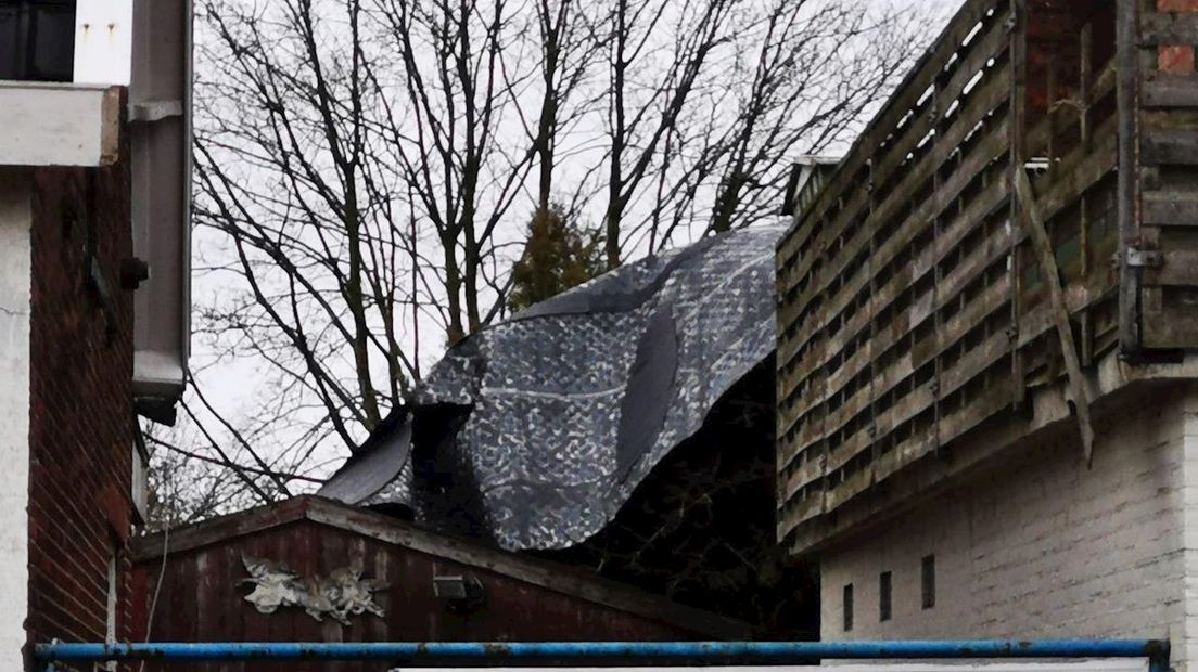 Stormschade door storm Dennis: dakleer waait van dak af in Hengelo