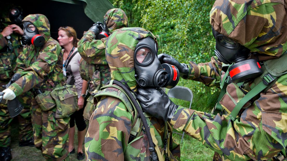 Militairen oefenen met een gasmasker. (Rechten: ANP/Marcel Antonisse)