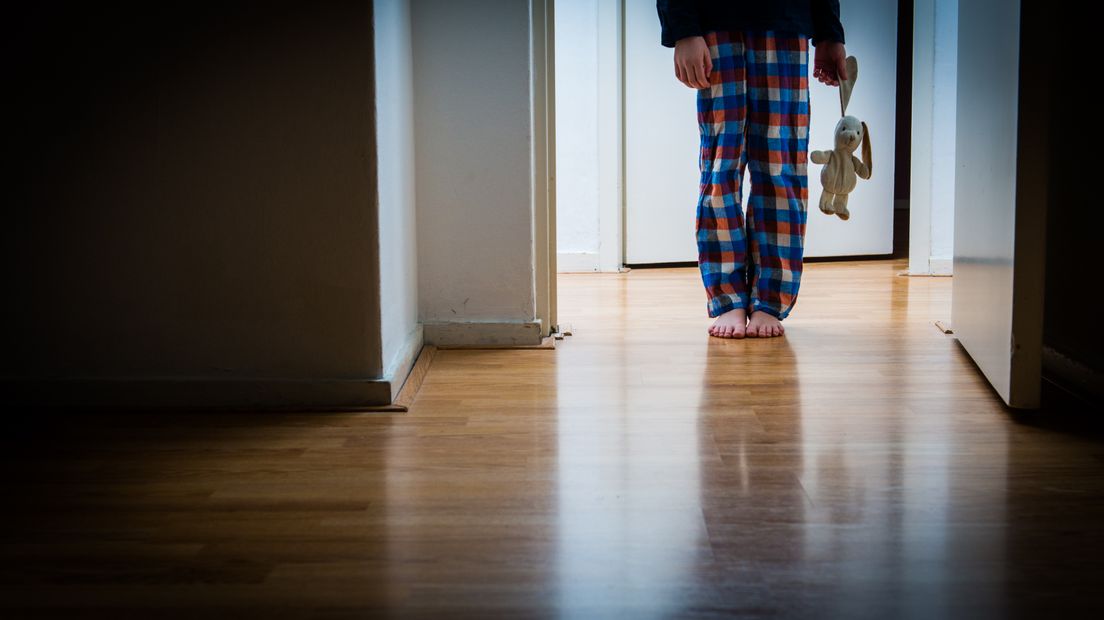 Het Openbaar Ministerie (OM) eist 12 maanden cel tegen de 45-jarige moeder en haar 36-jarige ex-vriend, die ervan worden verdacht het toen 3-jarig dochtertje van de vrouw in Arnhem te hebben mishandeld. Bij de vrouw zijn van de 12 maanden cel er 8 voorwaardelijk.