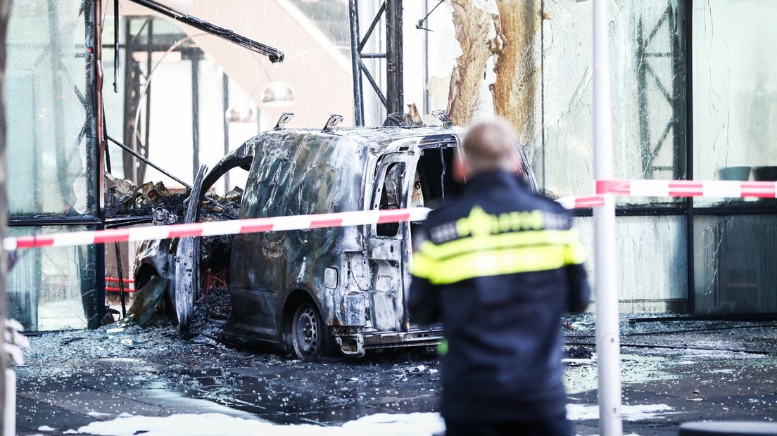 Ravage bij het Telegraaf-pand na de aanslag.