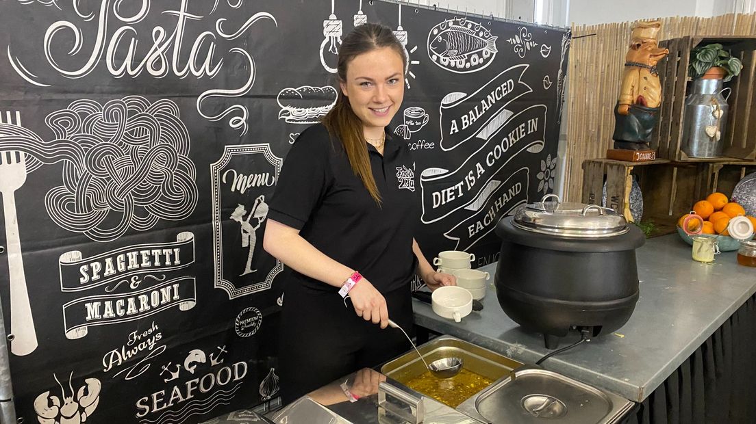 Romy Egbertzen uit Raalte doet de catering van artiesten en crew bij Dauwpop