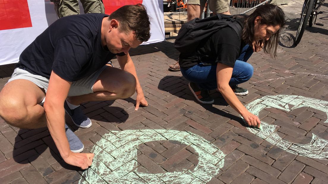 Protest tegen stoepkrijtverbod op de Utrechtse Stadhuisbrug.