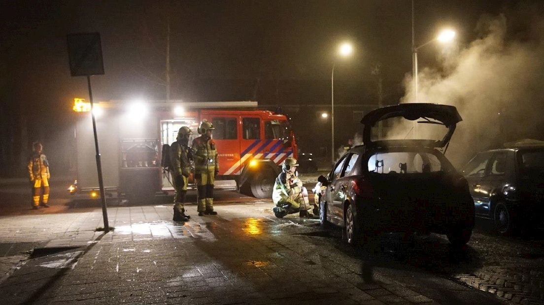 Auto brandt uit in Deventer