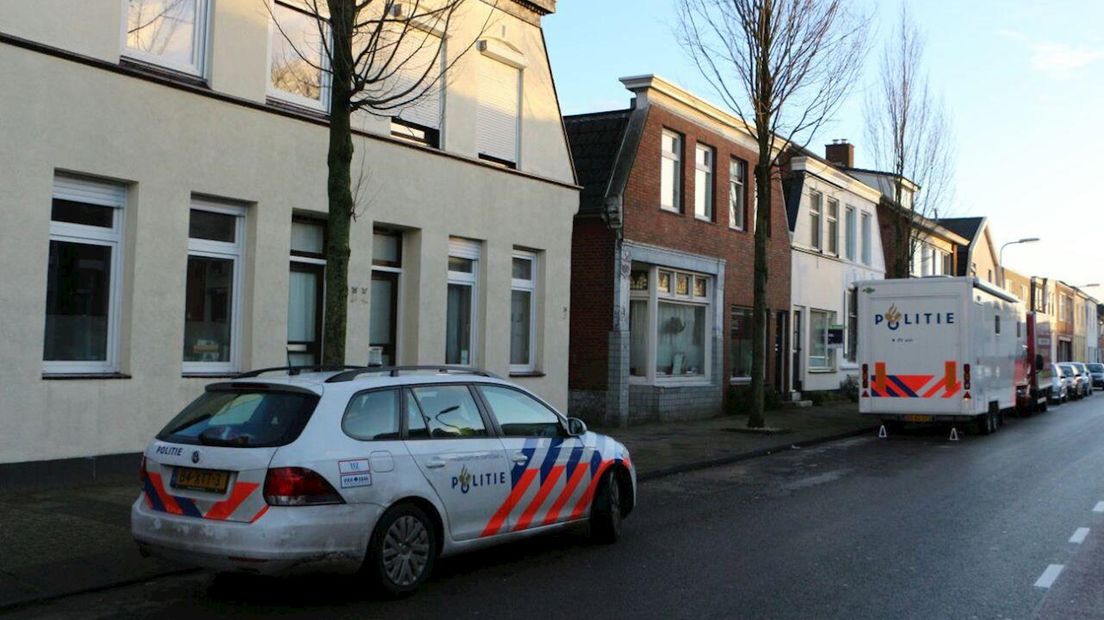 Politie bij de bakkerij aan de Perikweg in Enschede