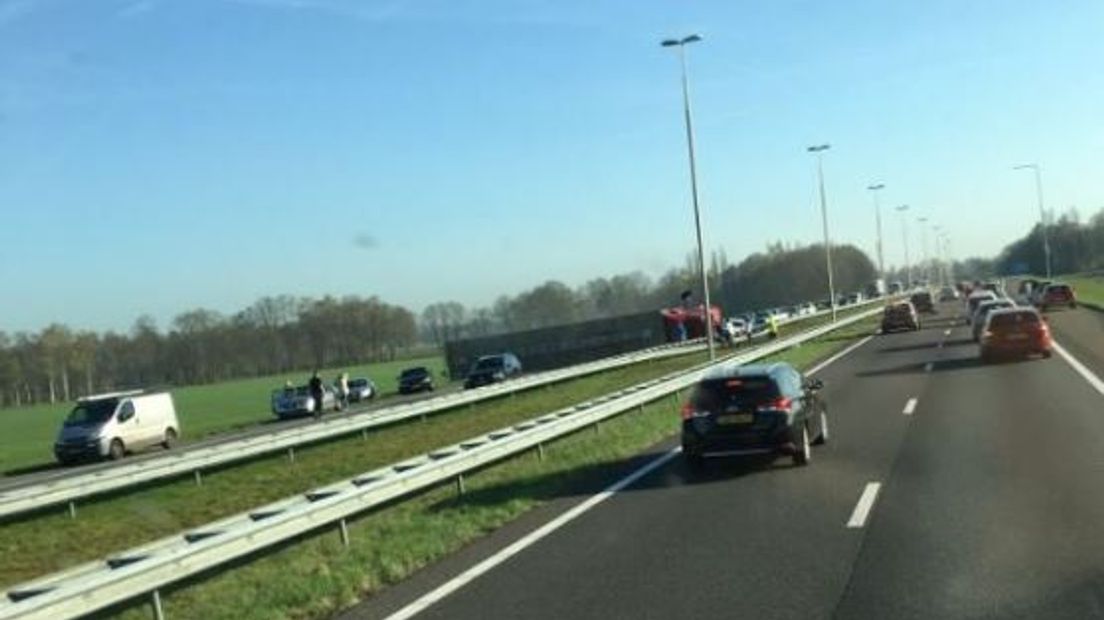 Op de A50 richting Apeldoorn is vanochtend ter hoogte van Epe een vrachtwagen met 5000 levende kippen gekanteld. Als gevolg van het ongeval was de weg tot ongeveer 14.45 uur afgesloten, dat meldt Rijkswaterstaat.