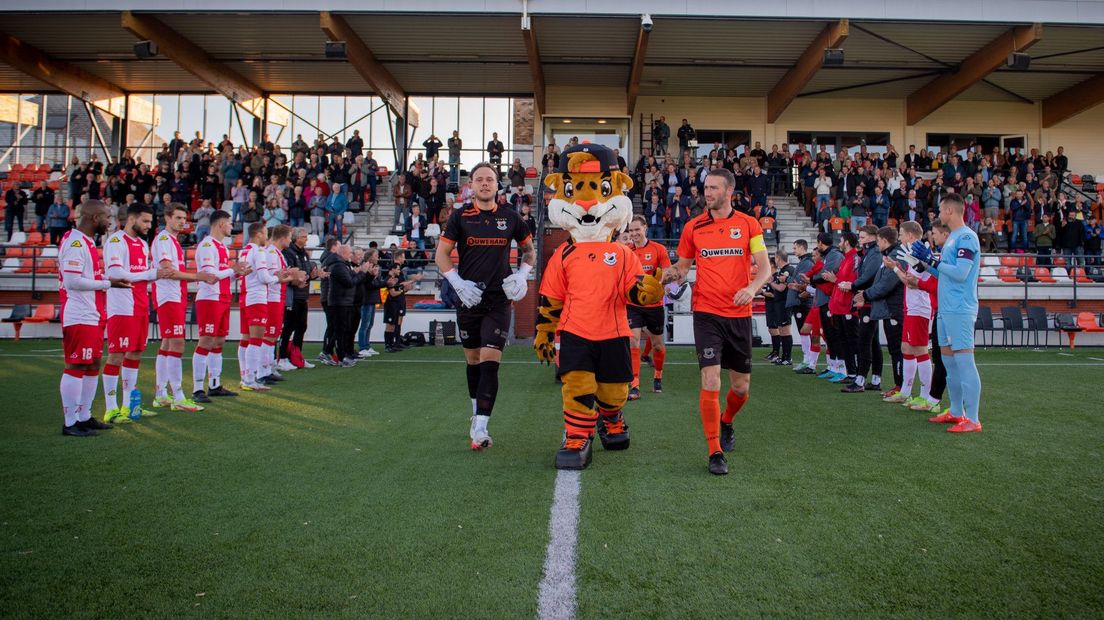 De spelers van IJsselmeervogels vormen een erehaag voor Katwijk