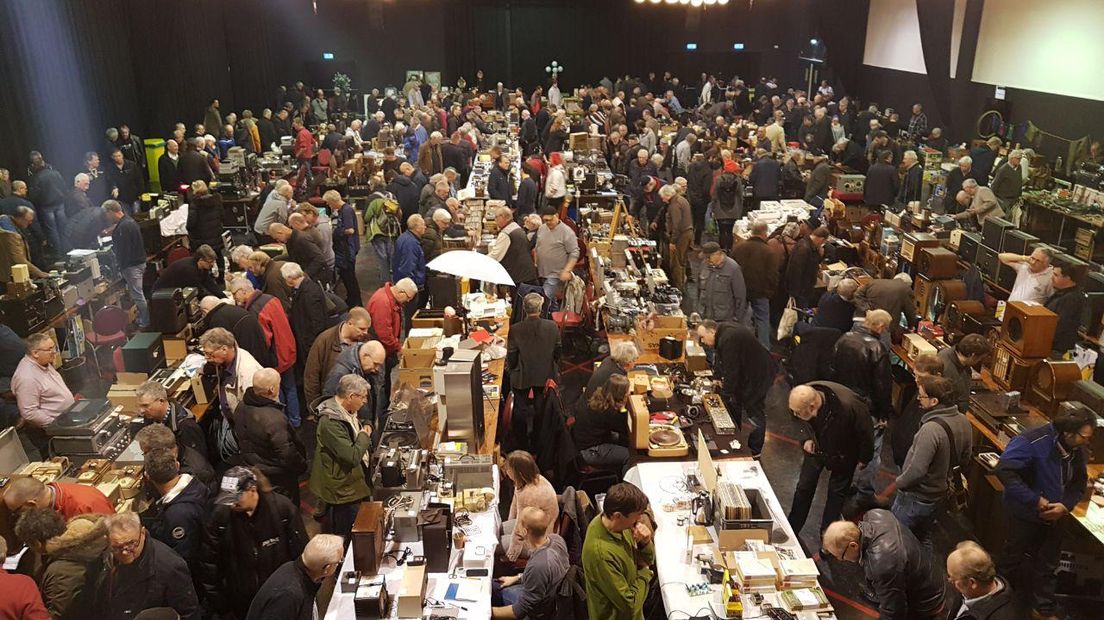 Duizenden mensen bezochten speuren tussen de oude radio's en tv's op de Techno Nostalgicabeurs (Rechten: Jasmijn Wijnbergen/RTV Drenthe)