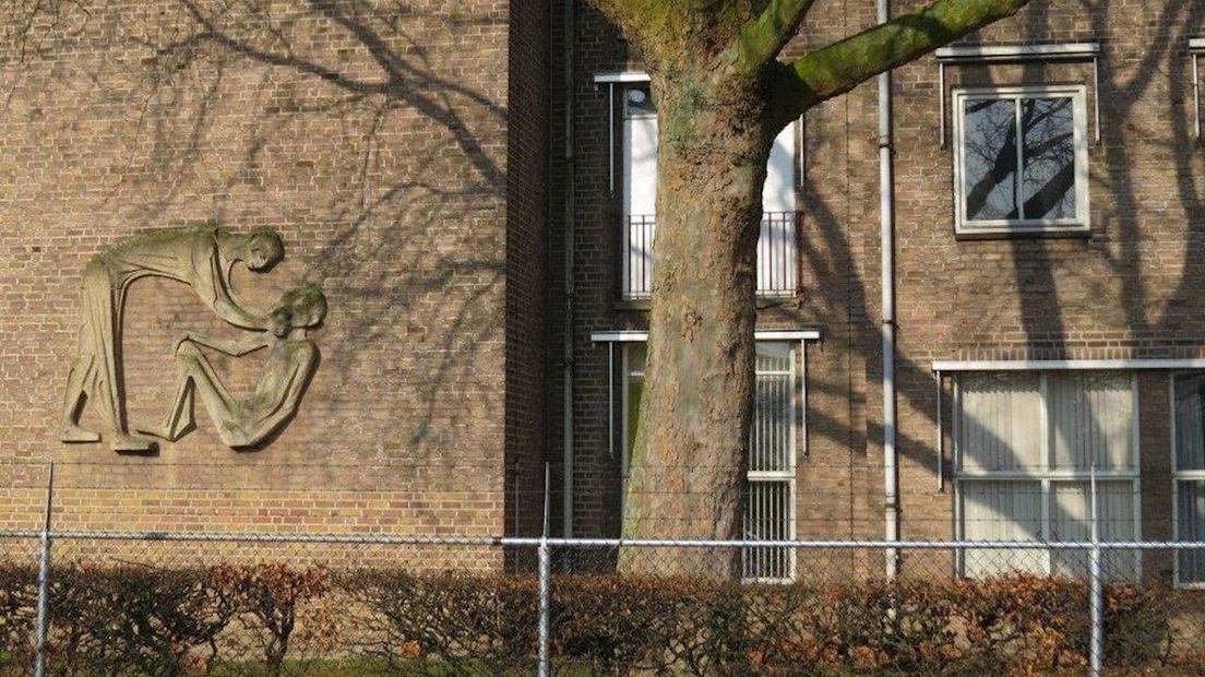 Reliëf 'Barmhartige Zwollenaar' in muur zusterflat