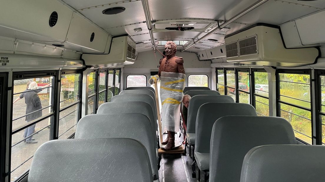 Het beeld past precies onder het dakje in de bus