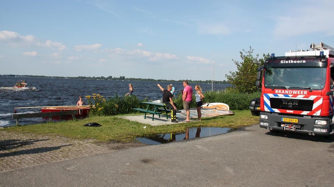 Omstanders halen echtpaar uit het water